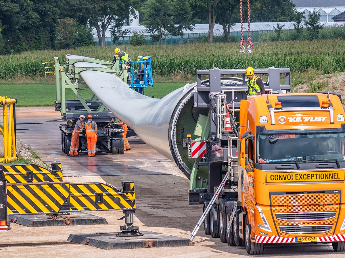 ‘s Nachts over de snelweg: hoe windturbineonderdelen vervoerd worden