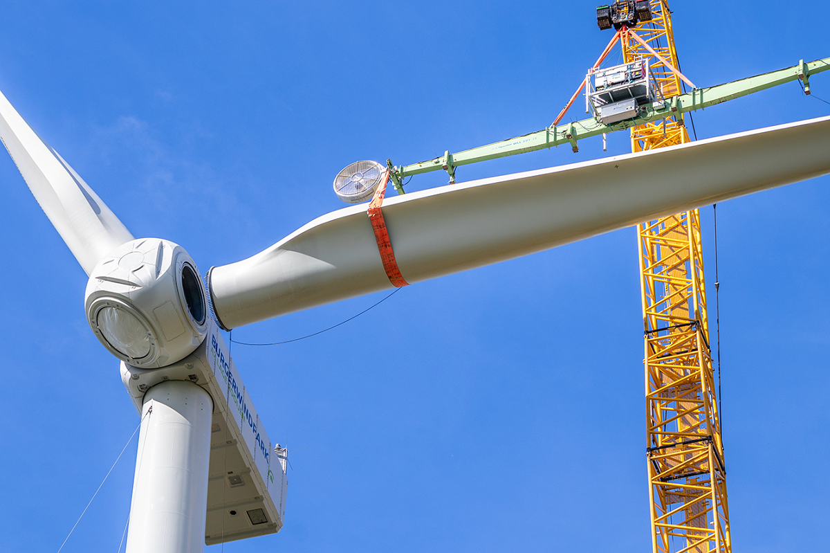 De laatste bladen zijn gehesen: de 3 windturbines staan