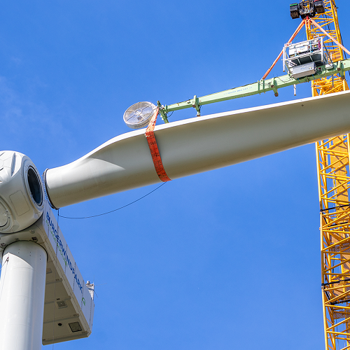 De laatste bladen zijn gehesen: de 3 windturbines staan