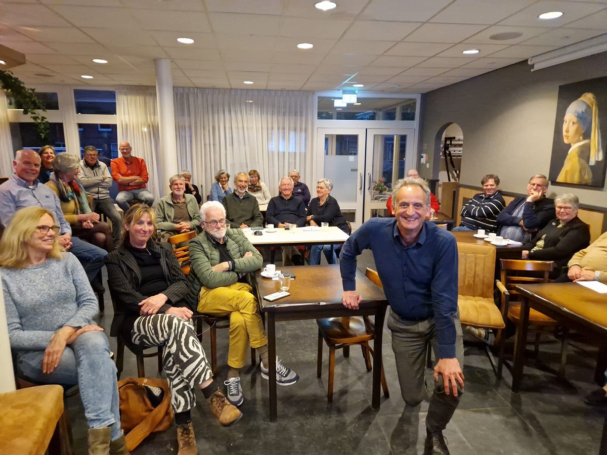 Het campagneteam fietst binnen bij dorpshuis De Parel