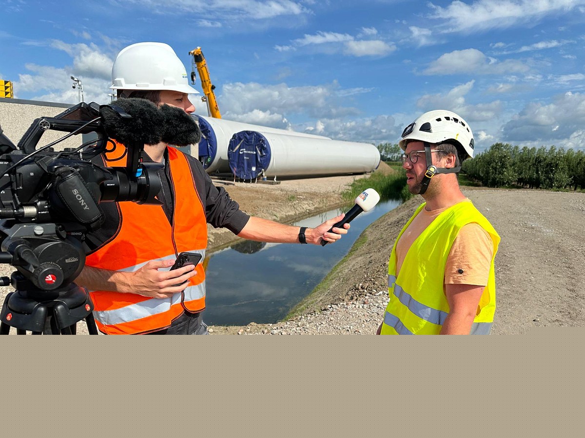 Bommelerwaardgids TV maakt reportage over transport onderdelen Burgerwindpark