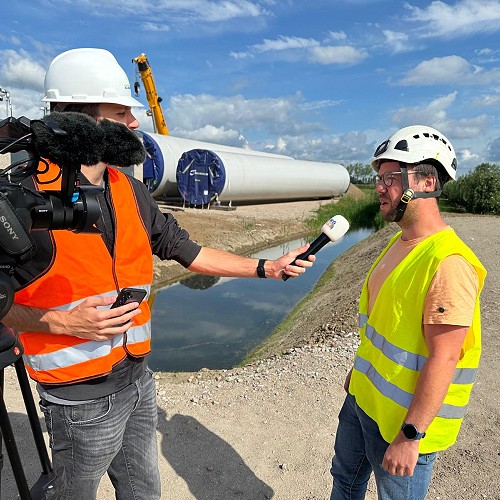 Bommelerwaardgids TV maakt reportage over transport onderdelen Burgerwindpark