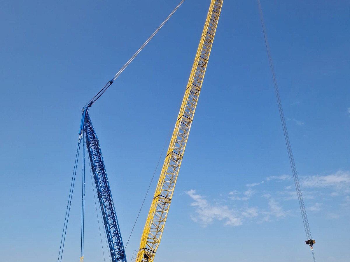 Het hijsen van de windturbineonderdelen is begonnen
