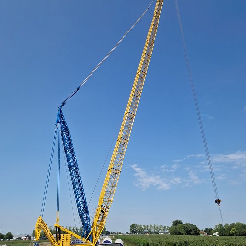 Het hijsen van de windturbineonderdelen is begonnen