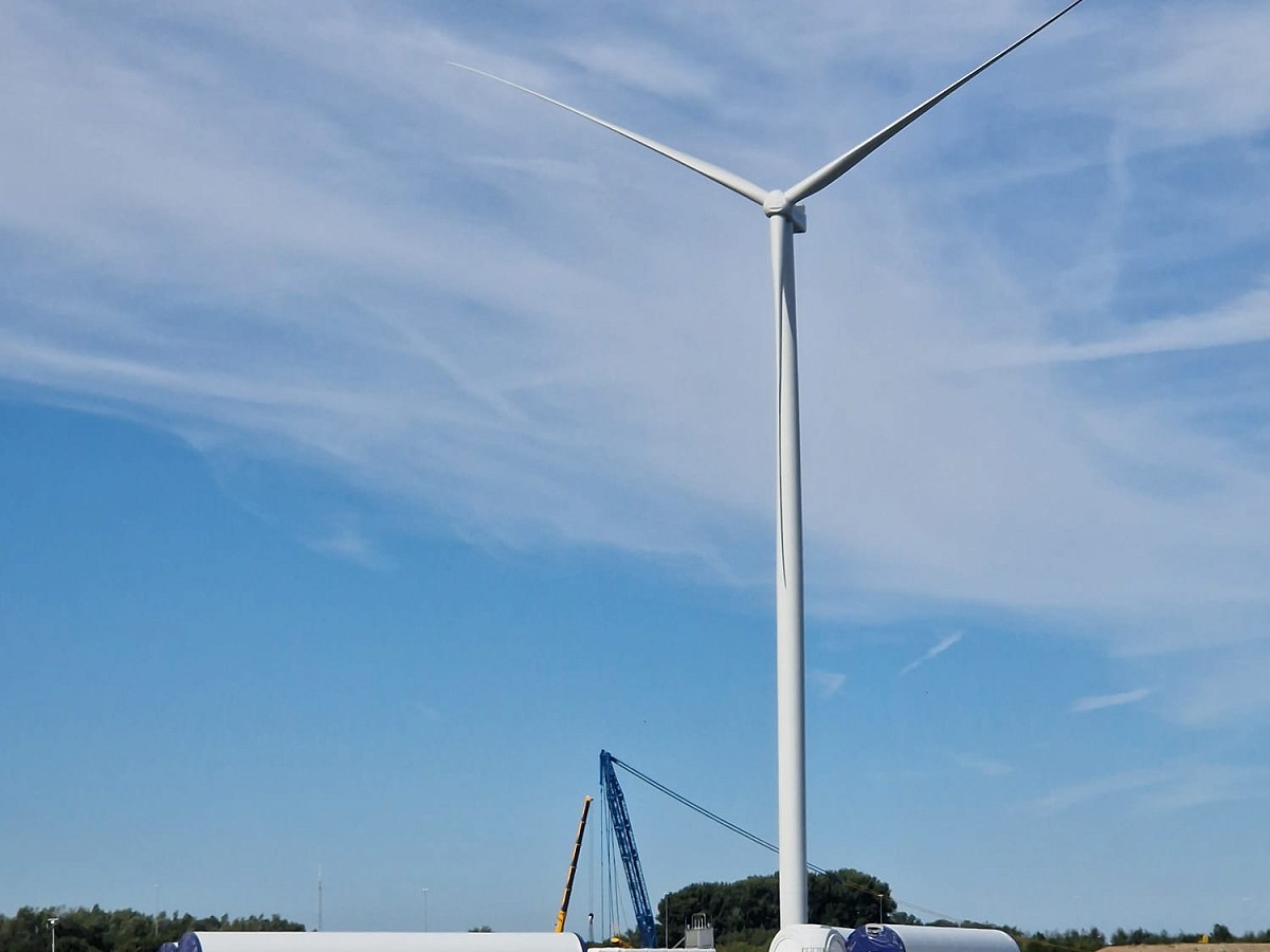 De eerste windturbine staat!
