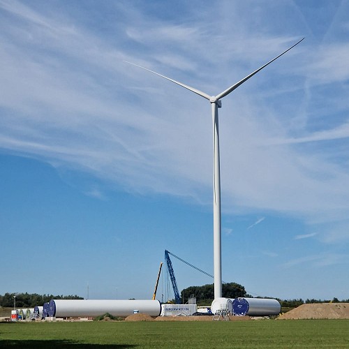 De eerste windturbine staat!